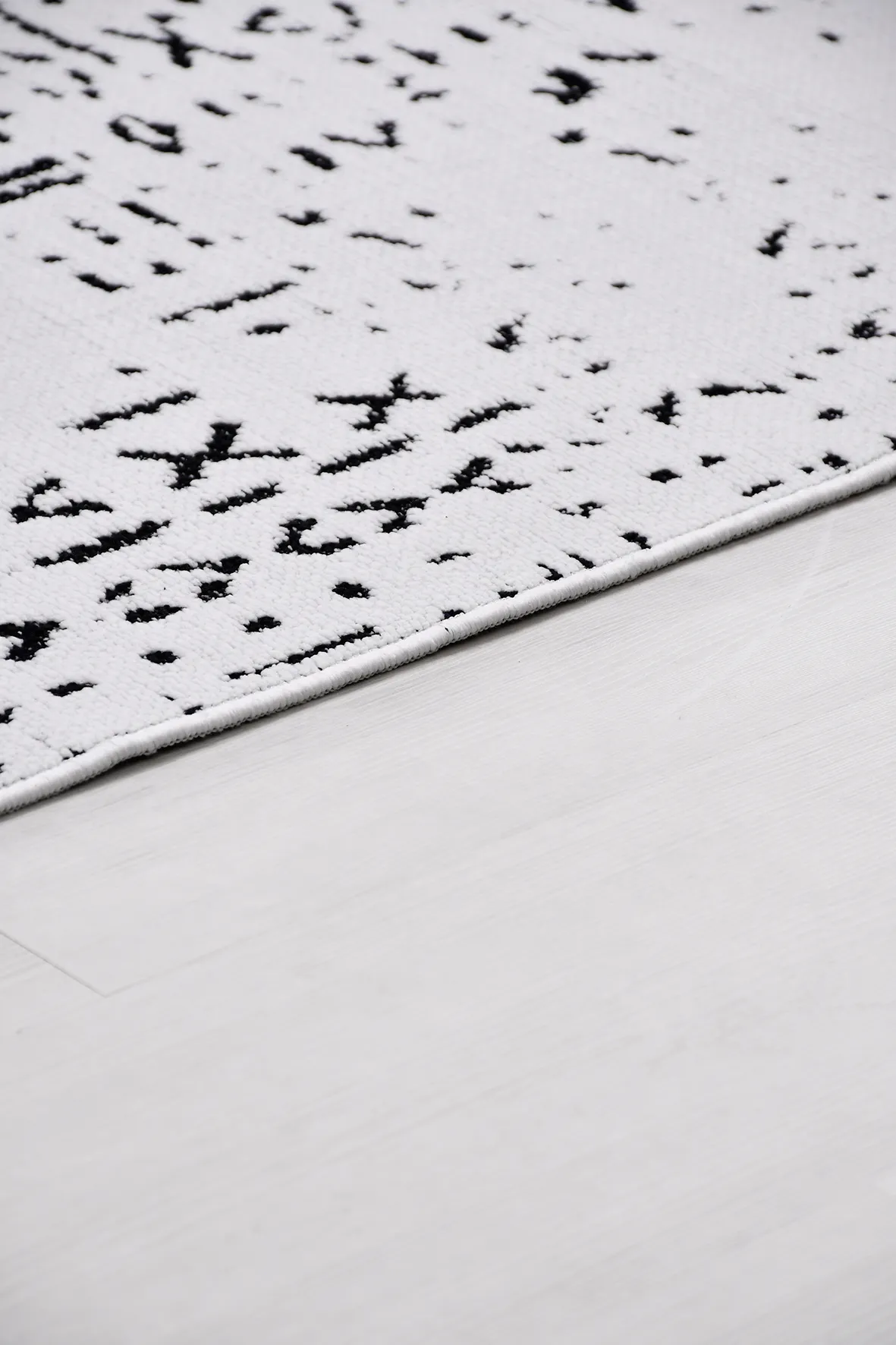 LUXİA-Beyaz/Siyah- Özel Ölçü-Oturma Odası, Mutfak ve Koridor Halısı-Kaydırmaz Taban-Robot Süpürgeye Uyumlu-Kolay temizlenebilir-Uygun Fiyat