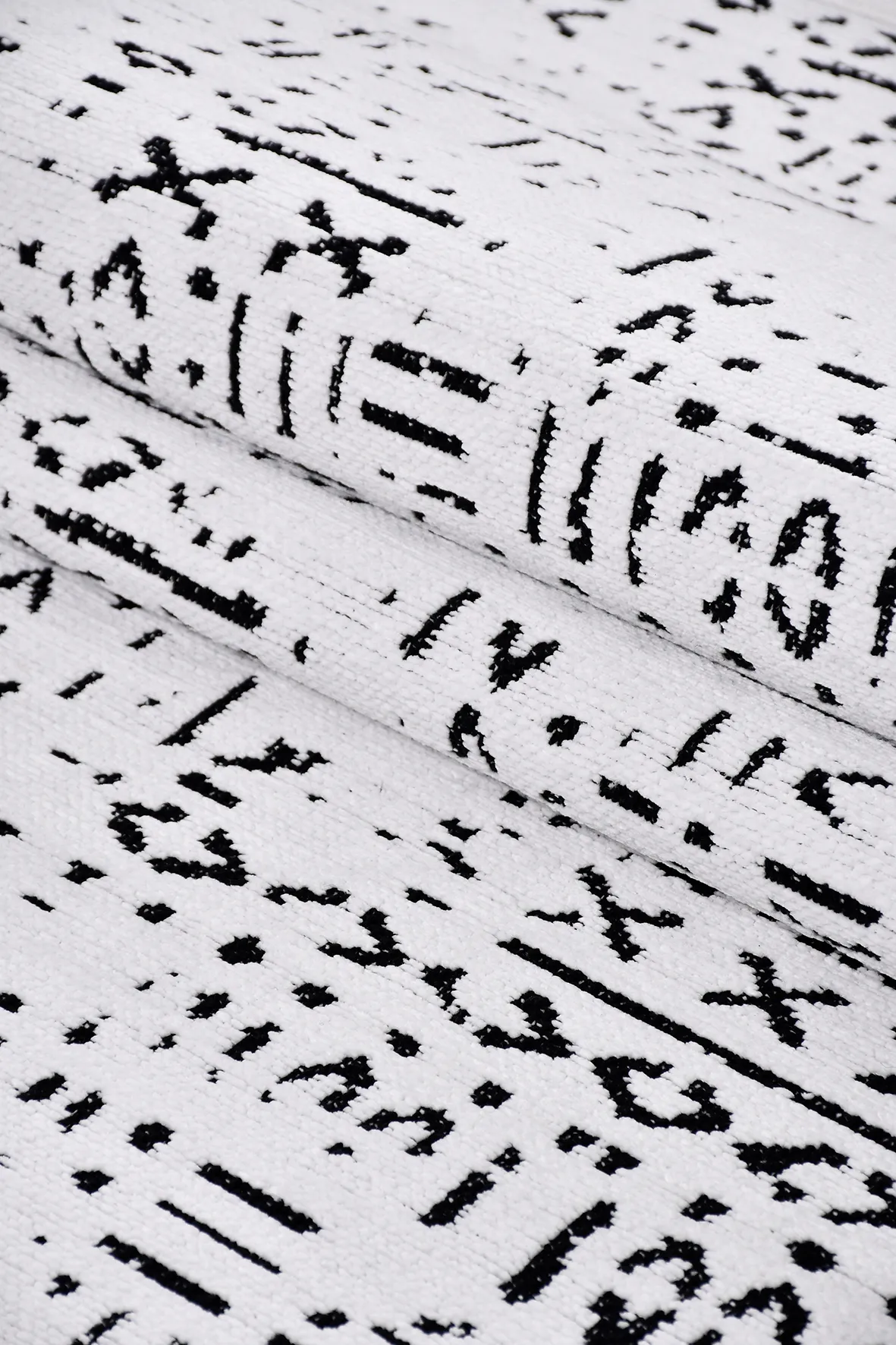 LUXİA-Beyaz/Siyah- Özel Ölçü-Oturma Odası, Mutfak ve Koridor Halısı-Kaydırmaz Taban-Robot Süpürgeye Uyumlu-Kolay temizlenebilir-Uygun Fiyat