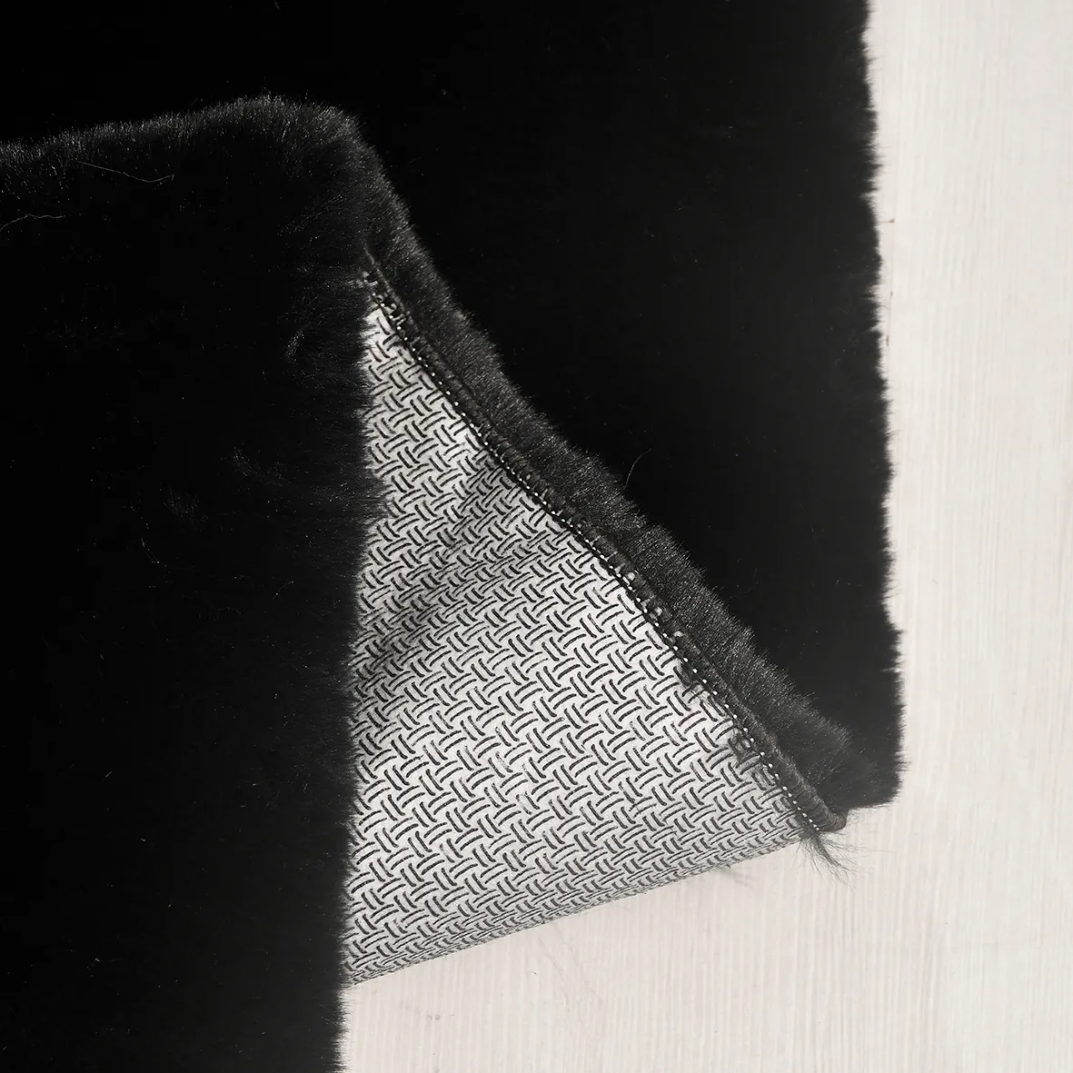 Tavşan Poly Peluş Halı -Siyah- Yüksek Kalite-Ekstra Yumuşak - Kaymaz Özel Tabanlı - Özel Ölçü