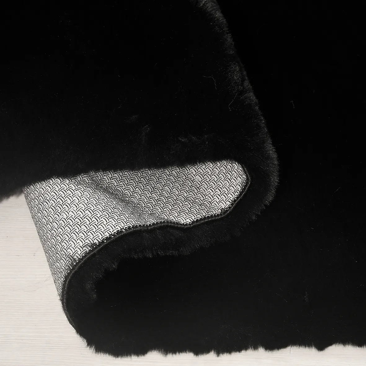 Tavşan Poly Peluş Halı -Siyah- Yüksek Kalite-Ekstra Yumuşak - Kaymaz Özel Tabanlı - Özel Ölçü