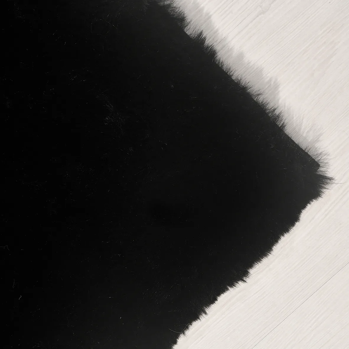 Tavşan Poly Peluş Halı -Siyah- Yüksek Kalite-Ekstra Yumuşak - Kaymaz Özel Tabanlı - Özel Ölçü