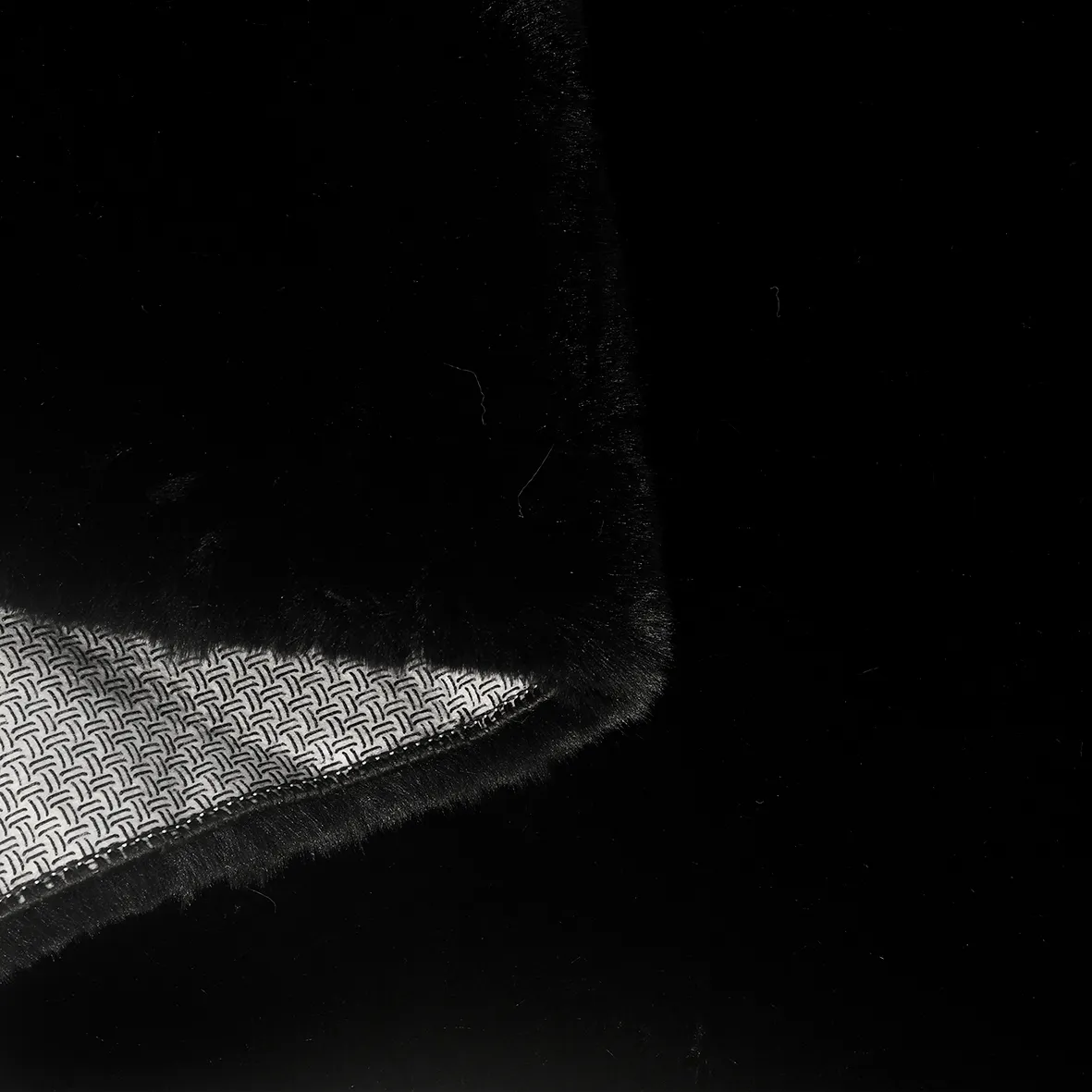 Tavşan Poly Peluş Halı -Siyah- Yüksek Kalite-Ekstra Yumuşak - Kaymaz Özel Tabanlı - Özel Ölçü